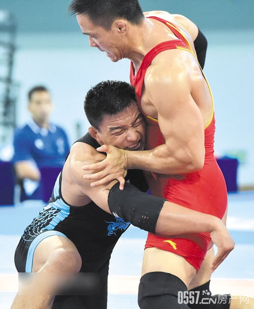 张峰(左)与山东选手毕胜峰在比赛中.